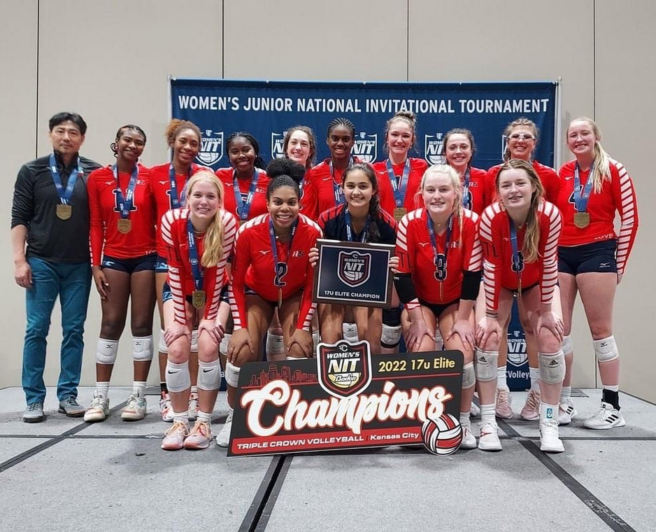 17 Jing Champions of the 17 Elite Division at the 2022 Triple Crown NIT event